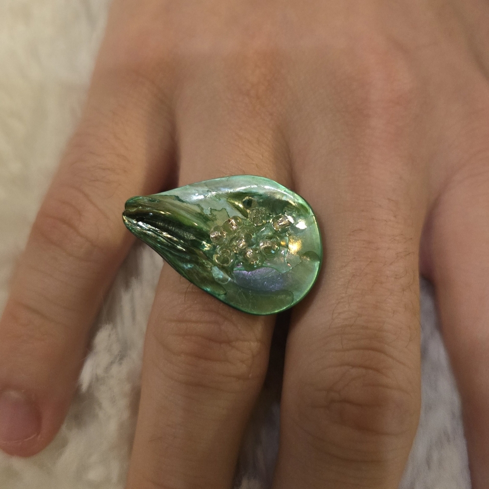 Beautiful turquoise ring with a spandeble ring. New never used.